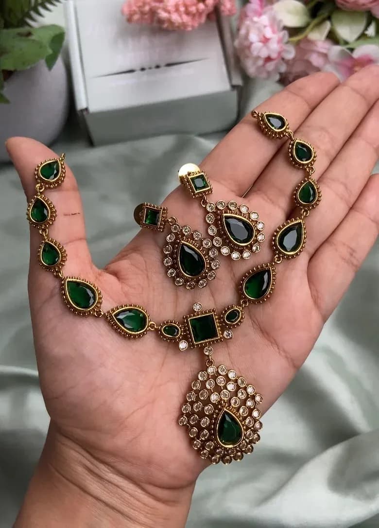 NECKLESS